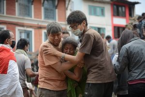 Terremoto in Nepal / Padre Pius Perimana: “Si scava con le mani tra le macerie. Ora il mondo ci aiuti..”