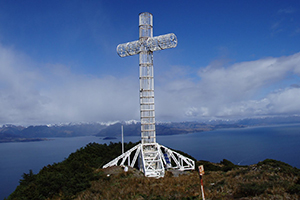 L’omaggio ai missionari / A 200 anni dalla nascita di don Bosco la “Croce dei Mari” issata da un salesiano in Patagonia