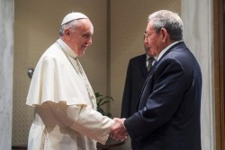 Lo storico incontro tra Papa Francesco e Raùl Castro