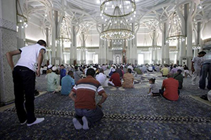 Religioni / Rapporto con lo Stato, dialogo e imam più formati: l’Islam italiano messo alla prova dal pluralismo
