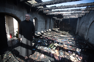 Incendiata la Chiesa del miracolo / Dure reazioni in Israele. Si segue la pista degli ultraortodossi