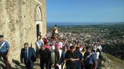 Calatabiano / Il simulacro di San Filippo siriaco al castello nel 250° della tradizionale “calata”. Evento storico per il paese