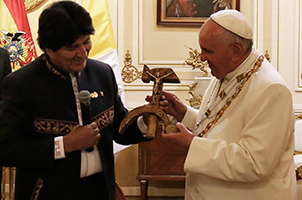 Boliviani in Festa / Il dono “curioso” di Evo Morales. Ultima tappa di Francesco