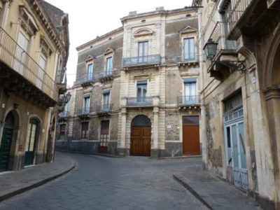 Dimore acesi 3 / L’elegante palazzo Fiorini domina la via San Carlo tra due chiese. Ospitò lo scienziato Sartorius