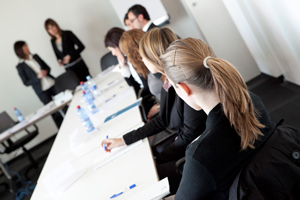 Scuola / Promuovere o selezionare? Ma il vero sbarramento è costituito dall’accesso la lavoro