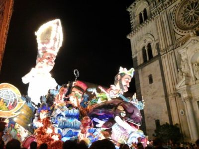 Acireale / Per il Carnevale d’estate i carri di cartapesta incanteranno fino al 16 agosto turisti e bambini