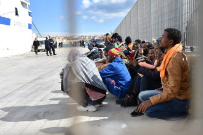 Migranti / A Lampedusa il primo hotspot “in via sperimentale” per le identificazioni dei richiedenti asilo