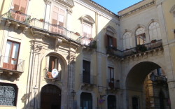 Il Vescovado di Acireale, illuminato da un particolare scorcio di luce autunnale, che potrebbe suggerire la definizione "Luci ed ombre sulla Chiesa acese", oppure "Colpo di luce sul Vescovado"