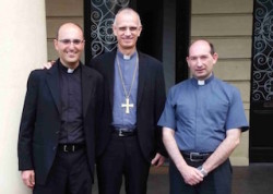 S.E. mons. Antonino Raspanti (al centro) con don Gaetano Pappalardo (alla sua destra) e don Marco Catalano, neo-rettore del Seminario acese