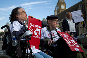 Con un voto eloquente / Il Parlamento inglese sbarra la strada al suicidio assistito