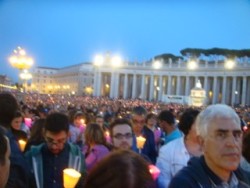 Le 90mila fiaccole che rischiarano piazza San Pietro