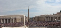 La folla assiepata in piazza San Pietro in attesa dell'Angelus