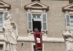 Papa Francesco affacciato dalla finestra dello studio privato durante la recita dell'Angelus