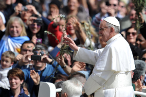 La domenica del Papa / La Chiesa con le porte aperte. Insegna e difende i valori senza dimenticare l’umanità ferita