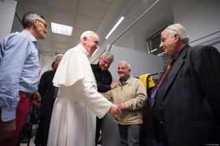 Accoglienza e solidarietà / Visita a sorpresa di Papa Francesco ai senzatetto del nuovo dormitorio vicino al Vaticano