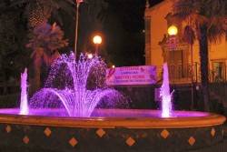 La fontana del Giardino Martoglio illuminata di rosa