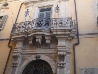 Dimore acesi – 4 / In via Vittorio Emanuele il palazzo bello e ancora pulsante di vita dove visse Lionardo Vigo Calanna