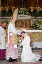 Il momento dell'imposizione delle mani da parte del Vescovo