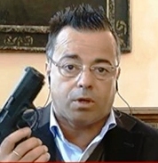 Eccessi televisivi / Quella pistola esibita in tv dall’eurodeputato della Lega…