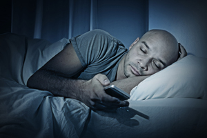Social media e giovani / Consigli per dormire: “Il telefono? Fuori dalla camera da letto”