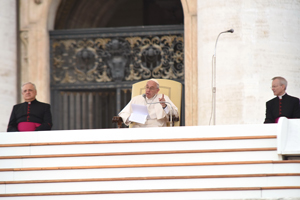 La domenica del Papa / Incompatibilità tra potere e servizio. La logica delle beatitudini è lontana da ogni mondanità