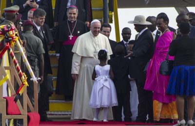 Papa in Africa 3 / Lo sguardo africano sempre positivo. Francesco accolto in Uganda con tamburi e corni