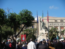 Piazza Garibaldi: il monumento ai caduti durante la cerimonia