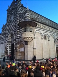 L'accoglienza di Papa Francesco nel Duomo di Prato