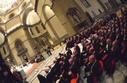 I vescovi partecipanti al Convegno all'interno del Duomo di Firenze