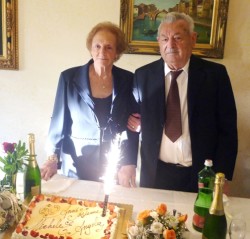 Michele e Angela con la torta del sessantesimo