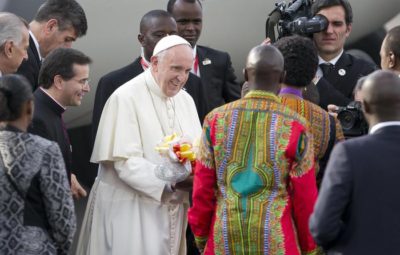 Il Papa in Africa 1 / Danze, zanzare e un paracadute. La prima tappa di Francesco a Nairobi in Kenya