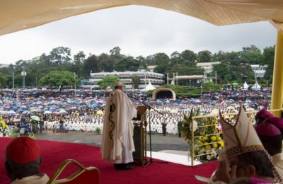Il Papa in Africa 2 / A contatto con la baraccopoli. Lo sguardo di Caroline e i paramenti di Francesco