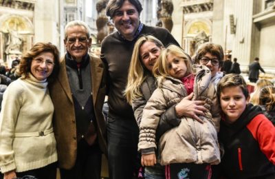 La Domenica del Papa / La famiglia merita fiducia. Con la fede “è sale della terra e luce del mondo, è lievito per tutta la società”