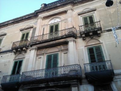 Dimore acesi – 6 / Tra corso Savoia e via Currò il palazzo dei baroni Pennisi di Santa Margherita che ospitò la regina Margherita di Savoia