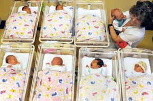 Natalità in Italia /  Da una ricerca della Sigo: il primo parto è a 32,7 anni. Cala il numero delle baby-mamme