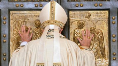 Anno Santo / Papa Francesco apre la Porta Santa dell’anno della Misericordia: “Non abbiamo paura”