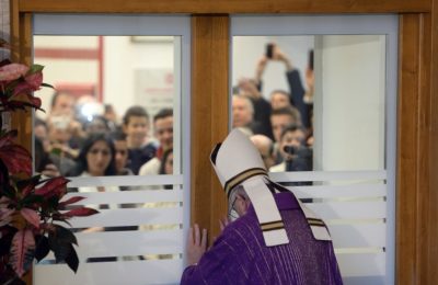 Giubileo / Papa Francesco apre la Porta Santa della Carità e chiede ai romani di sentirsi “scartati”