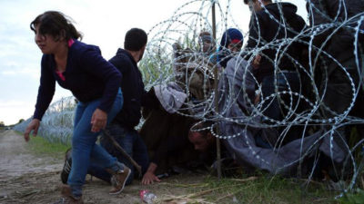 Frontiere colabrodo / Profughi, barriere e filo spinato. Traballa l’Europa di Schengen