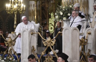 La visita / Papa Francesco alla Sinagoga di Roma: il segno di “un’era nuova”