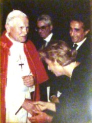 Rino Nicolosi con la moglie ricevuti da Papa Giovanni Paolo II (foto A. Vecchio)