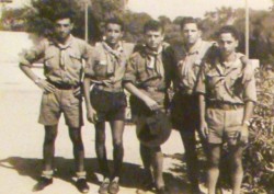 Un giovanissimo Rino Nicolosi (2° da sinistra) in uniforme scout (foto A. Vecchio)