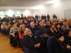 La sala conferenze dell'Angolo di Paradiso stracolma di gente