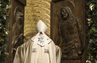 Giubileo / Il Papa apre la porta Santa a S. Maria Maggiore: con lo sguardo fisso sulla Madonna che ha perdonato ai piedi della Croce