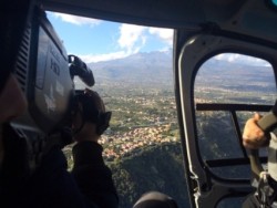 Le riprese di Linea verde dall'elicottero. Sullo sfondo l'Etna