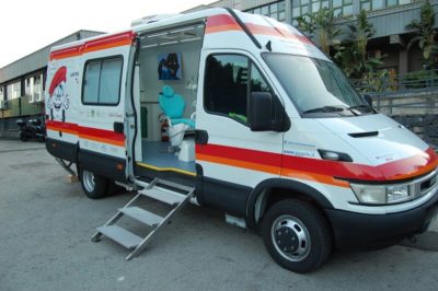 Catania / Parte il “camper del sorriso”, unità odontoiatrica mobile. Presterà cure gratuite a chi non può permettersele