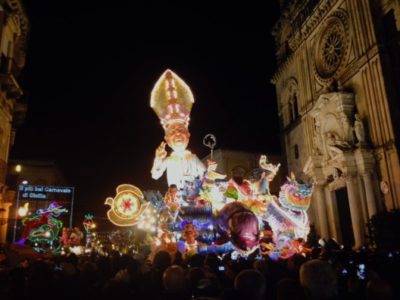 Carnevale di Acireale / Grande afflusso di pubblico nelle prime due giornate, ammirati i carri del 2015 . Giovedi grasso dedicato a bambini e ragazzi