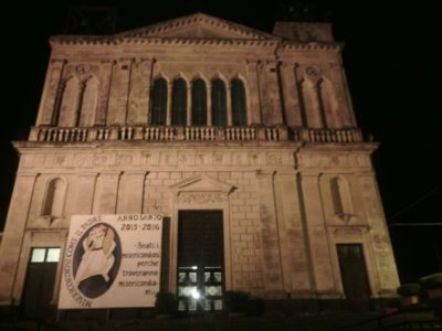 Santa Maria Ammalati / Il grande dipinto della Misericordia, opera di un’artista locale, davanti all’ingresso della chiesa: un “Segno visibile del Giubileo”