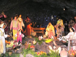 Il presepio a grandezza naturale allestito nella grotta lavica di S. Maria della Neve 