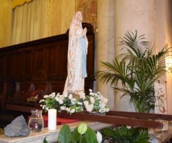 Il simulacro della Madonna di Lourdes con i segni dell'acqua, della luce e della roccia