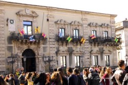 Il palazzo comunale addobbato con farfalle di cartapesta (Foto Spampinato)